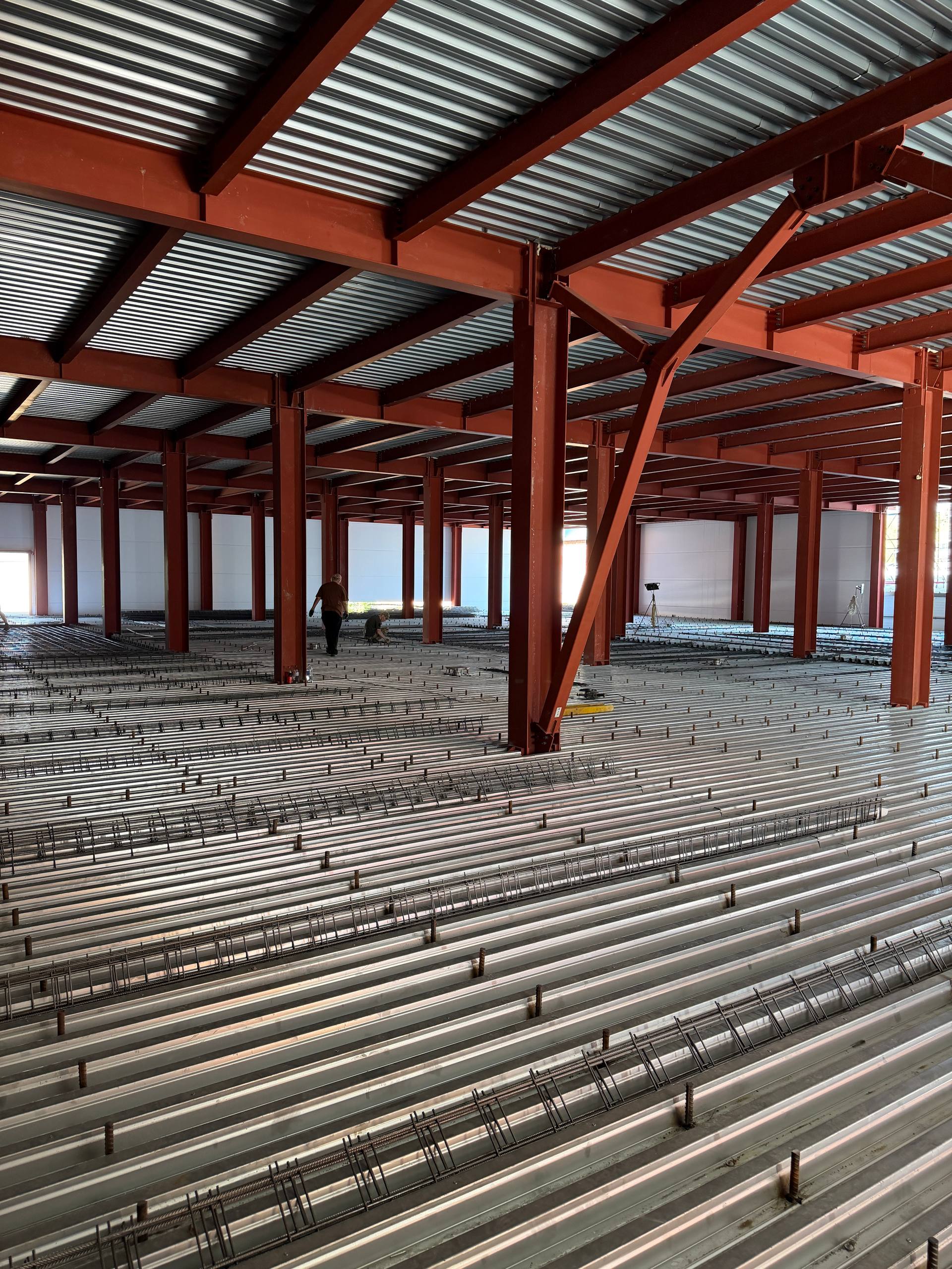 Завершаем армирование для плиты пола 1 этажа на площади 2000м2, продолжается армирование для перекрытия 2 этажа на площади 1944м2